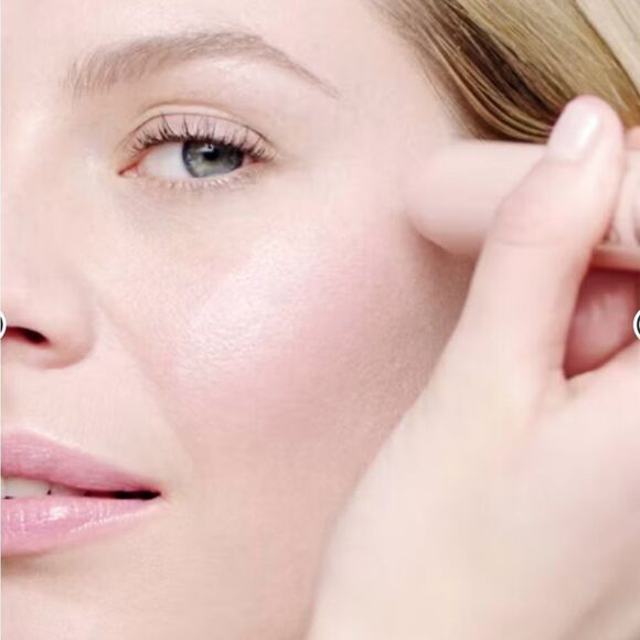 CLINIQUE CHUBBY STICK SCULPTING HIGHLIGHT – 0.21 OZ (NEW) - Picture 3 of 17